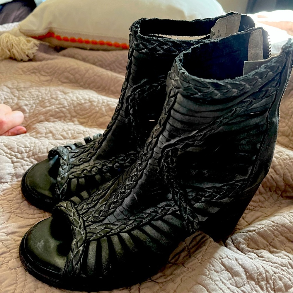 FREEBIRD Bela in black size 8, braided accents